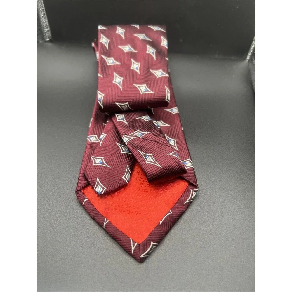 VIENICCI Tie Silk burgundy necktie featuring a geometric diamond pattern.